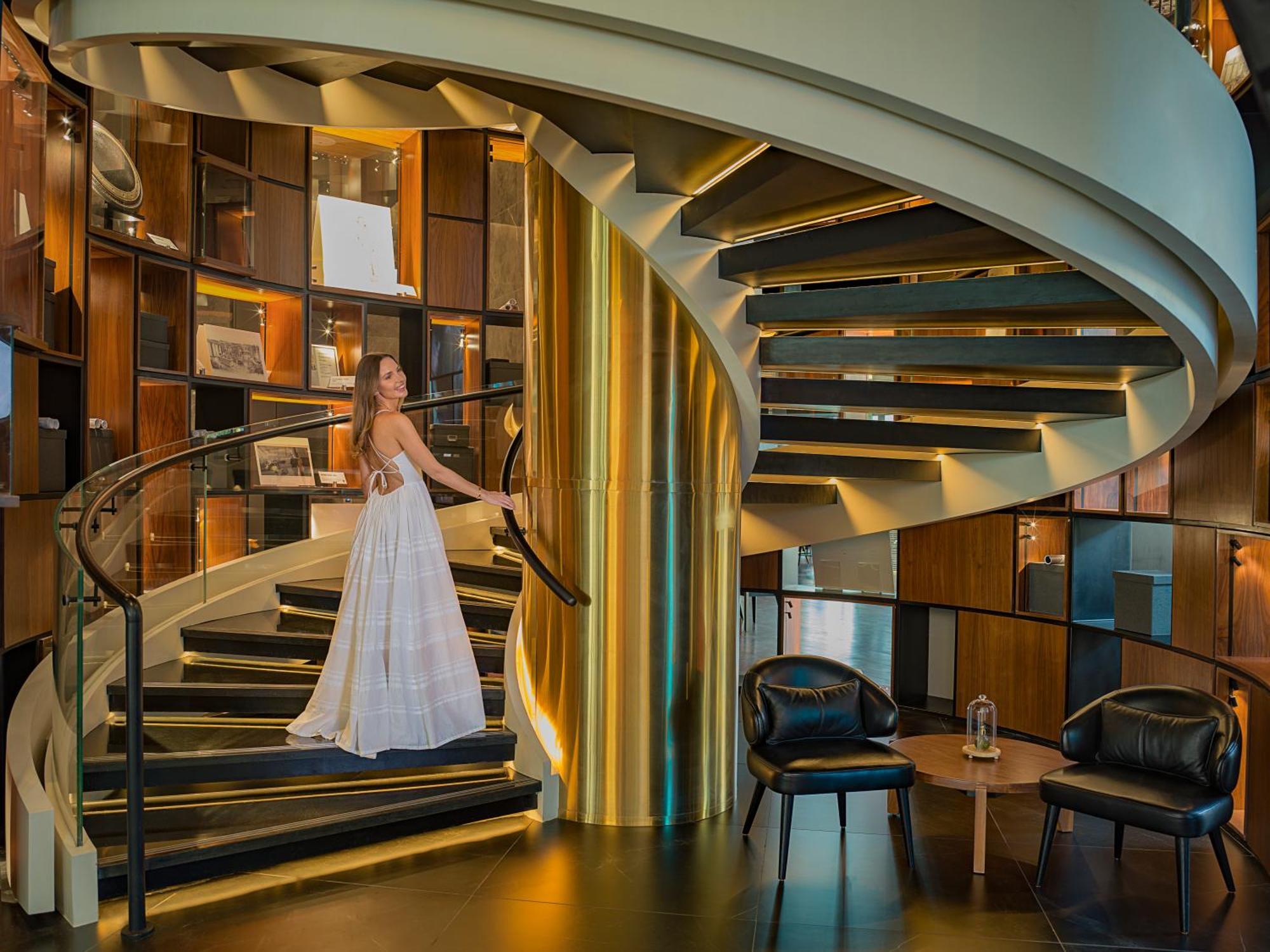 The Wb Abu Dhabi, Curio Collection By Hilton Hotel Ngoại thất bức ảnh The staircase at the lobby