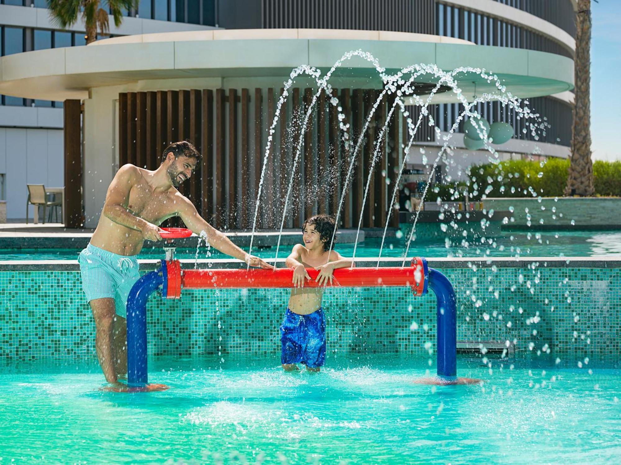 The Wb Abu Dhabi, Curio Collection By Hilton Hotel Ngoại thất bức ảnh A father and son playing water hockey