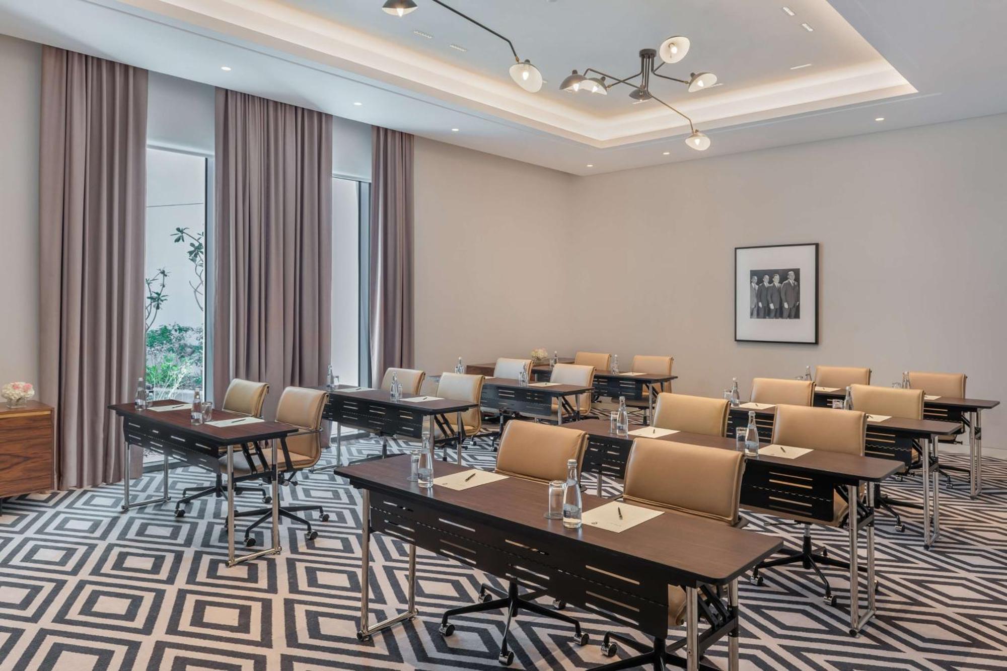 The Wb Abu Dhabi, Curio Collection By Hilton Hotel Ngoại thất bức ảnh Meeting room