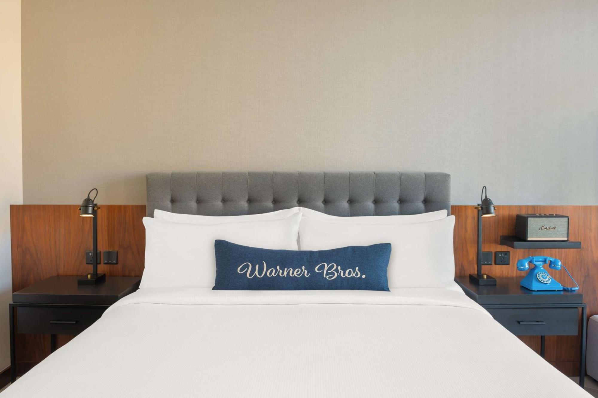 The Wb Abu Dhabi, Curio Collection By Hilton Hotel Ngoại thất bức ảnh Warner Bros. Studio Hotel