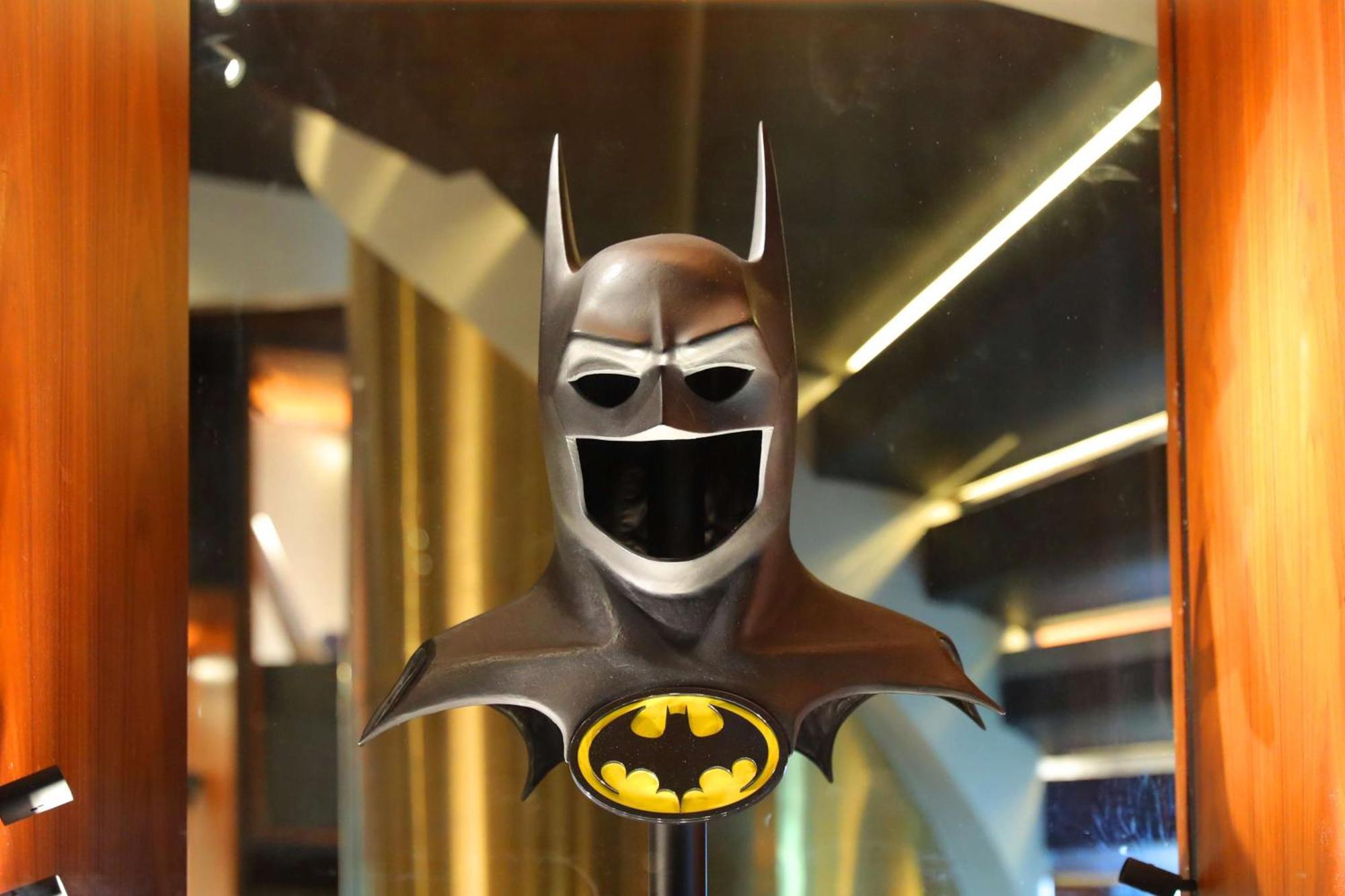 The Wb Abu Dhabi, Curio Collection By Hilton Hotel Ngoại thất bức ảnh The Bat-Signal