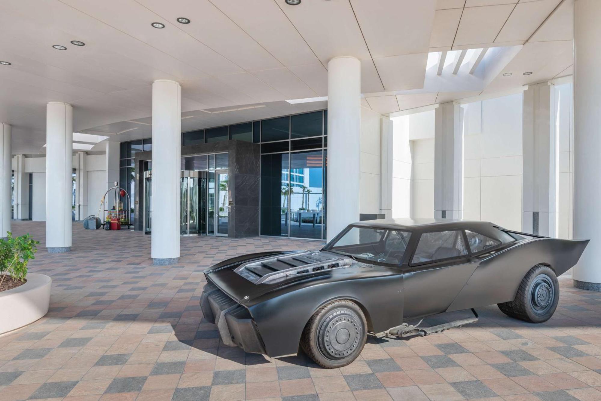 The Wb Abu Dhabi, Curio Collection By Hilton Hotel Ngoại thất bức ảnh The Batmobile