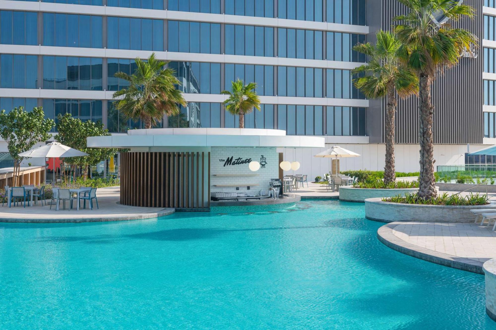 The Wb Abu Dhabi, Curio Collection By Hilton Hotel Ngoại thất bức ảnh The swimming pool at the hotel