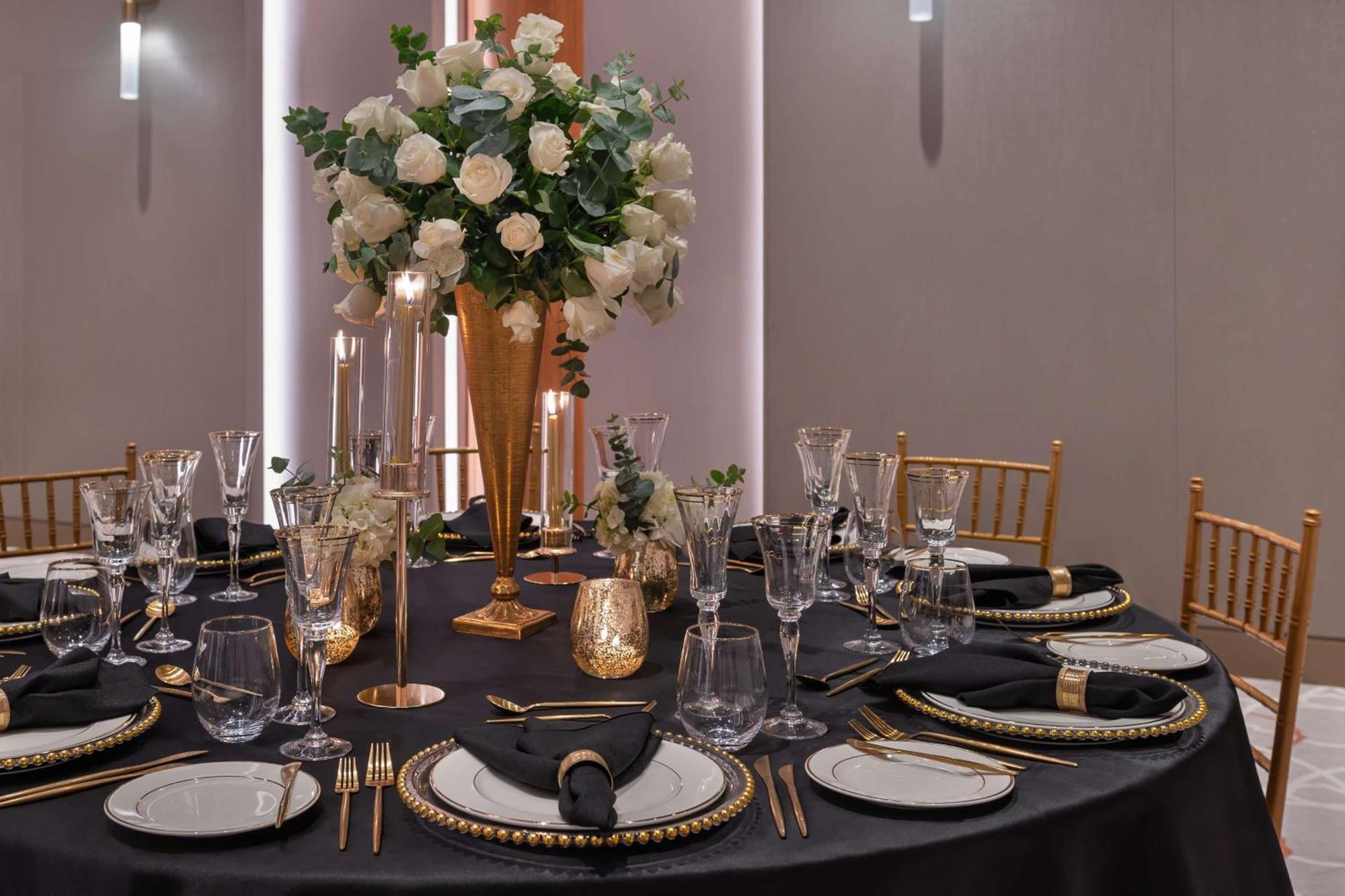 The Wb Abu Dhabi, Curio Collection By Hilton Hotel Ngoại thất bức ảnh A table set for a formal dinner